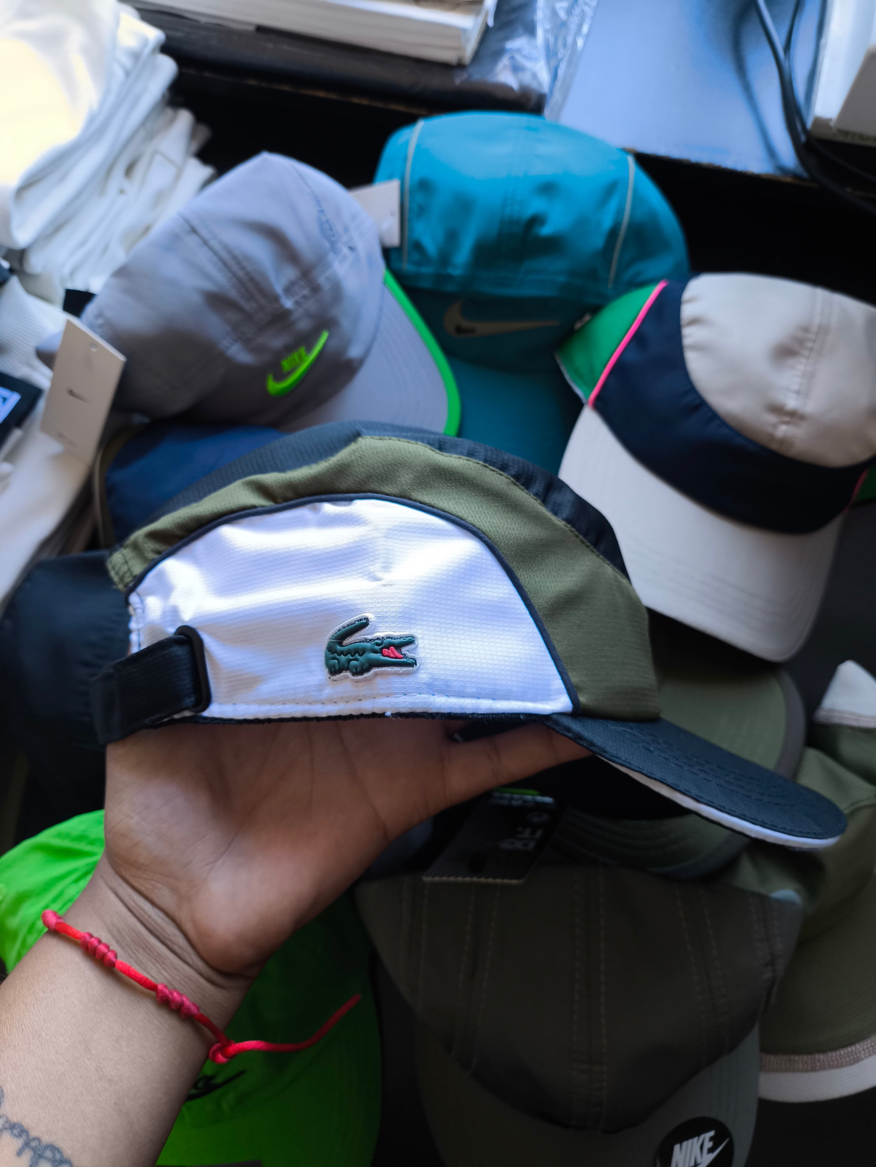 Boné Lacoste Performance – Para Corrida, Pedal e Treinos | Resistente à Água